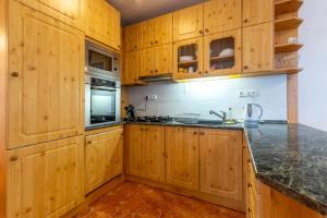 Kuchyňa alebo kuchynka v ubytovaní Együtt a Család II Apartman By BLTN