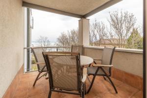 Balkón alebo terasa v ubytovaní Együtt a Család II Apartman By BLTN