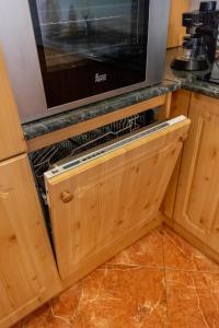 Kuchyňa alebo kuchynka v ubytovaní Együtt a Család II Apartman By BLTN