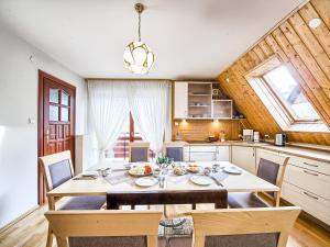 ザコパネにあるVisitZakopane - Gerlach Apartmentのキッチン(テーブル、椅子付)