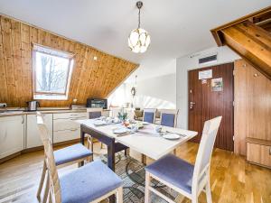 ザコパネにあるVisitZakopane - Gerlach Apartmentのキッチン、ダイニングルーム(テーブル、椅子付)