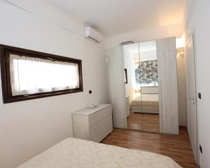 - une chambre avec un lit et un grand miroir dans l'établissement 79 Family House, à San Giuseppe Vesuviano