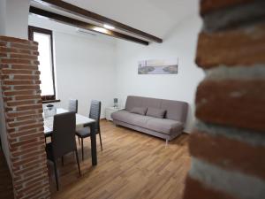 - un salon avec un canapé, une table et des chaises dans l'établissement 79 Family House, à San Giuseppe Vesuviano