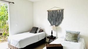 sypialnia z dwoma łóżkami i oknem w obiekcie Franks House "Shared House" with Pool w mieście Cancún