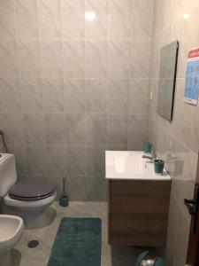 ein Badezimmer mit Toilette und Waschbecken in der Unterkunft Apartamento Rio Minho in Vila Nova de Cerveira