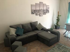 Apartamento Rio Minho في فيلا نوفا دي سيرفيرا: غرفة معيشة مع أريكة بنية وطاولة