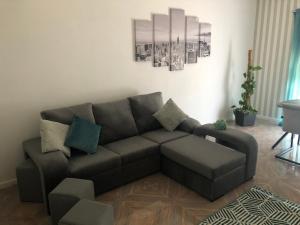 sala de estar con sofá marrón y mesa en Apartamento Rio Minho, en Vila Nova de Cerveira