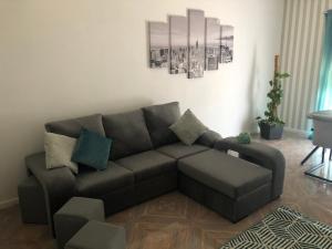 ein Wohnzimmer mit einem braunen Sofa und einem Tisch in der Unterkunft Apartamento Rio Minho in Vila Nova de Cerveira
