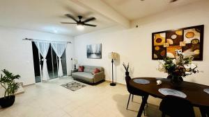 salon ze stołem i kanapą w obiekcie Franks House "Shared House" with Pool w mieście Cancún