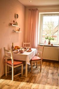 een eetkamer met een tafel en stoelen en een raam bij Fewo Pöhlbergblick Wolkenstein in Wolkenstein