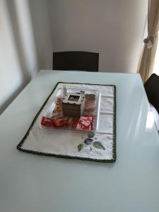Una mesa blanca con una caja encima. en Casa Vacanze Celine a due passi dal mare, en Savona