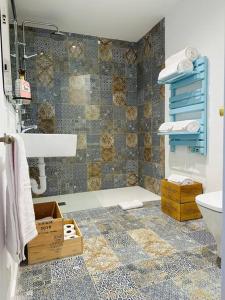 a bathroom with a sink and a tiled floor at Ca la Carme in Santa Pau