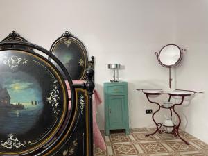 1 dormitorio con cama y mesa con espejo en CASA SIMONETTA en San Gimignano