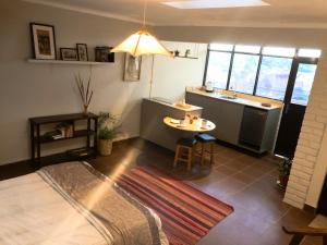 a living room with a table and a kitchen at Monoambiente con vista panorámica in Sucre