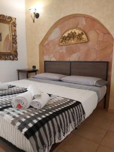 - une chambre avec 2 lits et des serviettes dans l'établissement Appartamento Seminario, à Cefalù