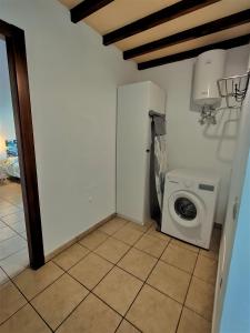 a bathroom with a washing machine in a room at Iam Villaverde in La Oliva