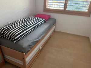 Postel nebo postele na pokoji v ubytování Région de GSTAAD, charmant chalet duplex de 80m2