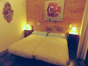Un pat sau paturi într-o cameră la Hostal Cal Pla