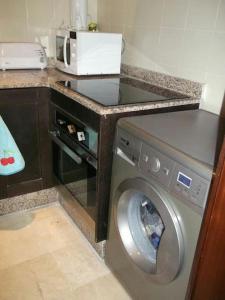 - un lave-linge dans la cuisine avec un comptoir dans l'établissement Marina Agadir, à Agadir