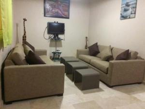 - un salon avec deux canapés et une télévision dans l'établissement Marina Agadir, à Agadir