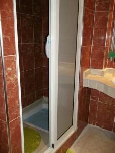 La salle de bains est pourvue d'une douche avec une porte en verre. dans l'établissement Marina Agadir, à Agadir
