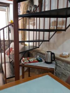 Cette chambre comprend des lits superposés et une table avec une cafetière. dans l'établissement Appartamento Seminario, à Cefalù