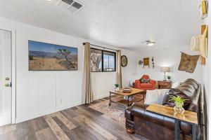 uma sala de estar com um sofá e uma mesa em Grand Canyon Ranch Home - Western History - Big city lot - AC! em Williams
