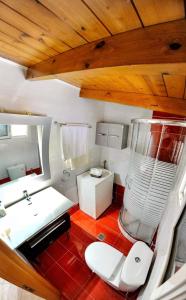 Vlikhón的住宿－Irene home，浴室配有白色卫生间和盥洗盆。