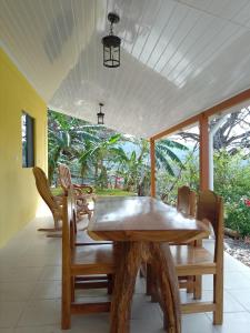 a dining room with a wooden table and chairs at Butterfly in Tajo Alto