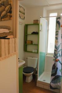 La salle de bains est pourvue d'une douche et de toilettes. dans l'établissement Casamano, à Elne