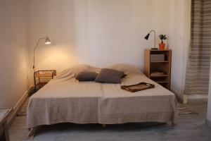 - une chambre avec un lit et une couverture dans l'établissement Casamano, à Elne