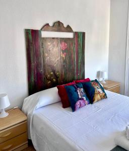 ベニドルムにあるGaray Apartmentsのベッドルーム1室(壁に絵画が描かれたベッド1台付)