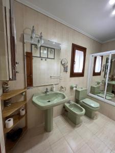 baño con lavabo verde y aseo en Royal Garden Santa Clara en Jávea