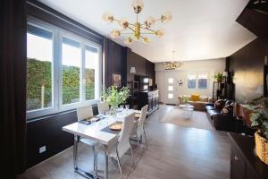 jadalnia i salon ze stołem i krzesłami w obiekcie Jolie Maison sur Orléans, Parking & Climatisation w Orleanie