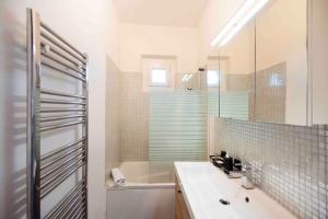 łazienka z wanną, umywalką i prysznicem w obiekcie Jolie Maison sur Orléans, Parking & Climatisation w Orleanie