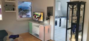 a kitchen with a counter with a tv on it at München großzügige Wohnung sehr ruhig in Munich