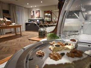 talerz jedzenia na ladzie w kuchni w obiekcie Faulenzerhotel w mieście Friedersbach