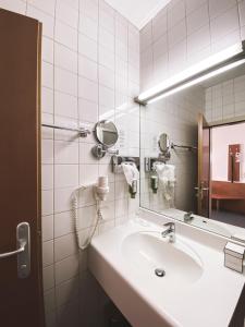 A bathroom at Faulenzerhotel Még 37 kép