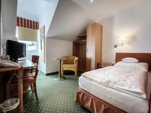 A bed or beds in a room at Faulenzerhotel