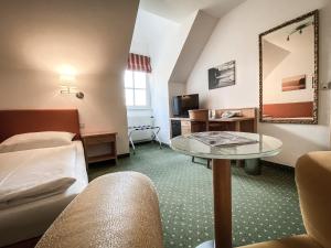 pokój hotelowy z łóżkiem i stołem w obiekcie Faulenzerhotel w mieście Friedersbach