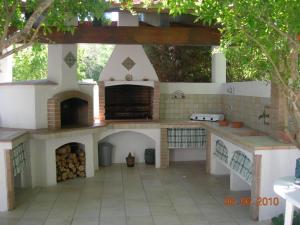 カルロフォルテにあるCasa Andreaの屋外キッチン(ピザオーブン付)が備わるパティオです。