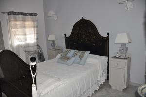 カルロフォルテにあるCasa Andreaのベッドルーム(枕付きの黒と白のベッド1台付)