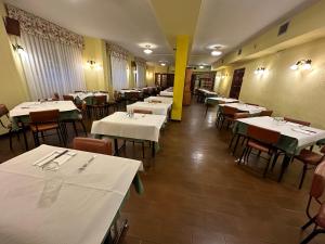 a dining room with white tables and chairs at HOSTAL EL CHOCOLATERO in Castildelgado