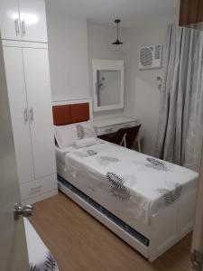 A bed or beds in a room at 2 BR Loop Tower 1524