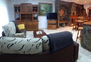 a living room with a couch and a table at casa con piscina privada in Vinarós