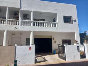 a white house with a balcony and a garage at casa con piscina privada in Vinaròs