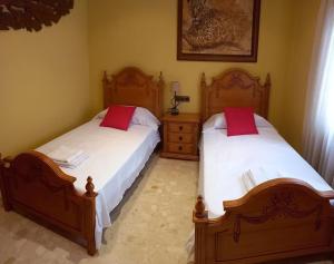 two beds sitting next to each other in a bedroom at casa con piscina privada in Vinaròs