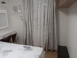 A bed or beds in a room at 2 BR Loop Tower 1524
