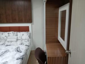 A bed or beds in a room at 2 BR Loop Tower 1524