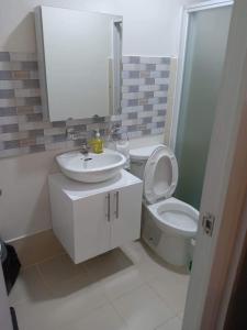 A bathroom at 2 BR Loop Tower 1524